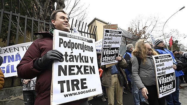 Protest zaměstnanců společnost Nexen Tire před velvyslanectvím Korejské... | na serveru Lidovky.cz | aktuální zprávy