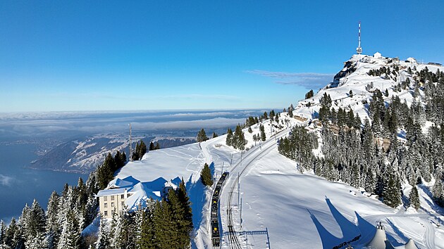 Ob zubaky vs vyvezou do vky 1 748 metr na vrchol Rigi Kulm, kter lk hlavn na vhledy.