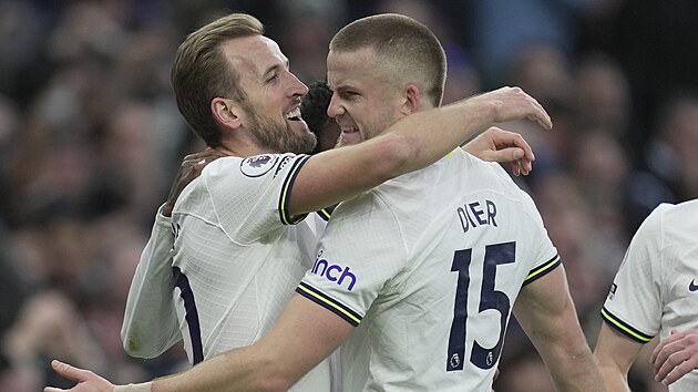 Fotbalist Tottenhamu se raduj z glu, kter vstelil Harry Kane (vlevo).