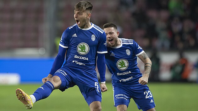 Mladoboleslavský obránce Michal Tomič (vlevo) se raduje ze svého gólu proti Spartě.
