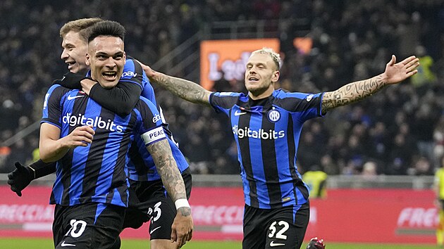 Fotbalisté Interu Milán se radují z gólu Lautara Martineze.
