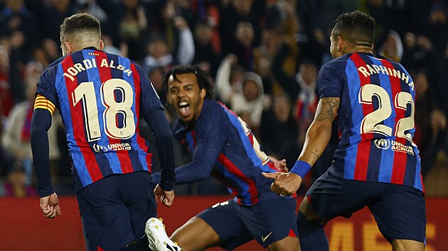 Fotbalisté Barcelony se radují z gólu Jordiho Alby (vlevo).