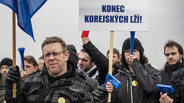 Demonstrace odbor a zamstnanc  jihokorejskho vrobce pneumatik Nexen Tire v prmyslov zn  Triangle. Akci podal odborov svaz Kovo. (6. nora 2023)