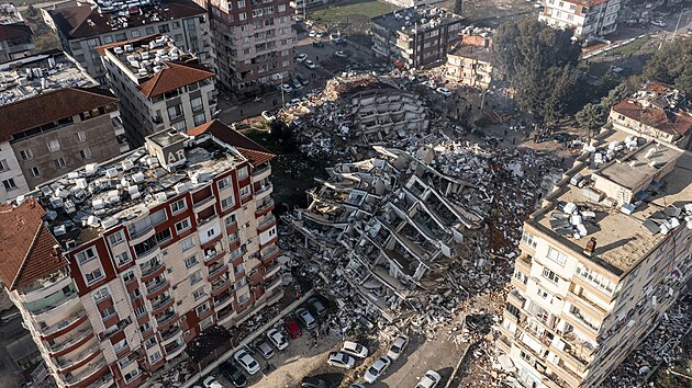 Zemtesen o sle 7,8 stupn zashlo Turecko a Srii. Pohled z letadla ukazuje budovy v Hatay srovnan se zem. (7. nora 2023)