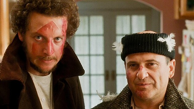Daniel Stern a Joe Pesci ve scén� z filmu Sám doma (1990).