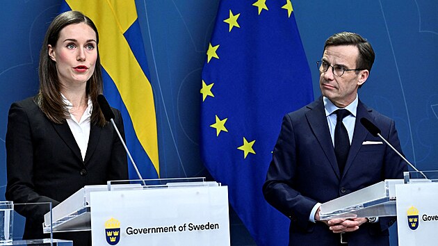 Finsk premirka Sanna Marinov a vdsk premir Ulf Kristersson na tiskov konferenci ve Stockholmu (2. nora 2023)