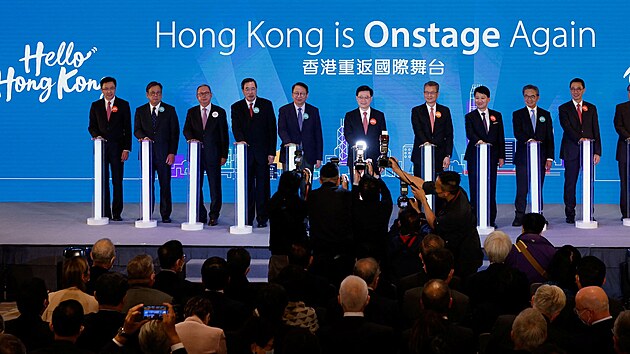 Vkonn editel kampan Hello Hong Kong John Lee (uprosted) na tiskov konferenci k potku kampan, kter chce do zem pilkat vce zahraninch turist. (2. nora 2023)