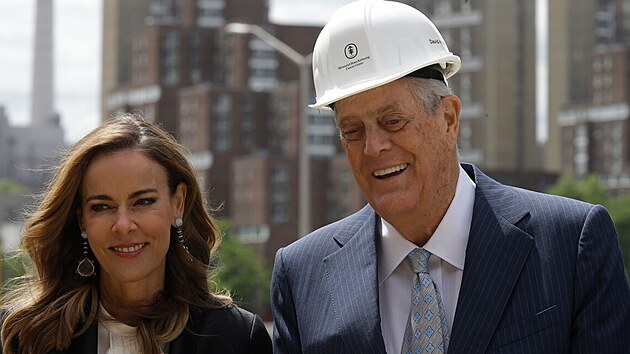 Podnikatel a filantrop David H. Koch po boku s manelkou Juli pi slavnostnm zahjen stavby centra pro rakovinu na Manhattanu v New Yorku. Jeho organizace darovala na projekt 150 milion dolar. (20. kvtna 2015)