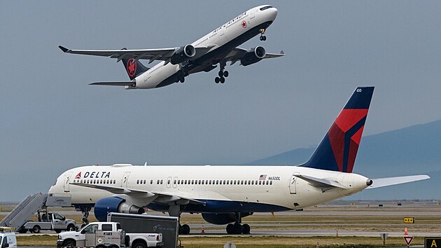 Airbus A330 spolenosti Air Canada vzlétá z letit ve Vancouveru, zatímco...