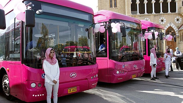 Růžové autobusy jsou seřazené při slavnostním otevření první ryze ženské linky ve městě. (1. února 2023)