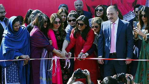 Sharjeel Inam, ministr dopravy pákistánské provincie Sindh, při slavnostním otevření ryze ženské autobusové linky v pákistánském Karáčí (1. února 2023)