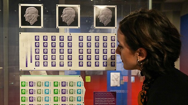 Zamstnankyn Potovnho muzea v Londn ped vitrnou obsahujc finln podobu nov znmky s britskm panovnkem (7. nora 2023)