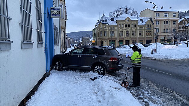 Osobn auto narazilo pi nehod do budovy policejn sluebny ve Smrovce.
