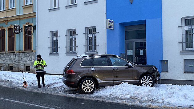 Osobn auto narazilo pi nehod do budovy policejn sluebny ve Smrovce.