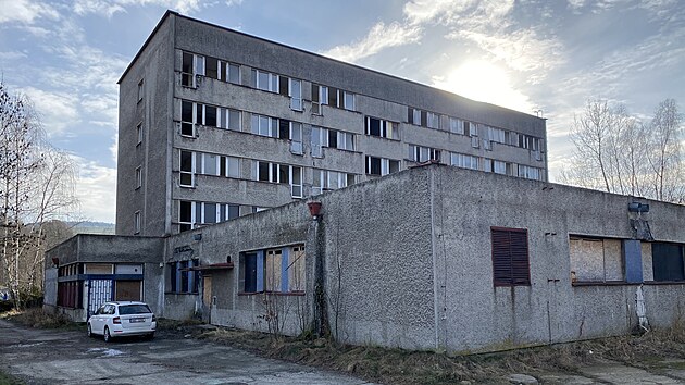 V Chrastavě začala demolice zpustlého Kováku.