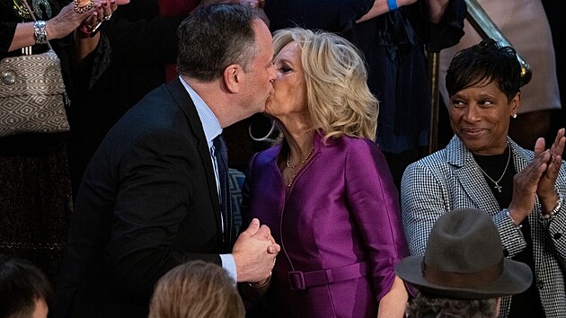 Prvn dma USA  Jill Bidenov na sta polbila Douga Emhoffa, manela viceprezidentky Kamaly Harrisov. Vzbudila tm pozornost na socilnch stch. (8. nora 2023)
