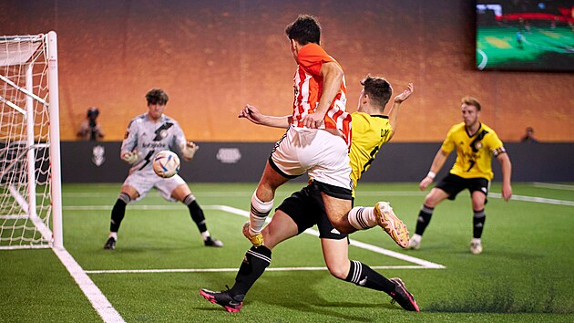 Momentka z utkání Kings League, nové fotbalové soutěže, za kterou stojí bývalý španělský reprezentant Gerard Piqué.