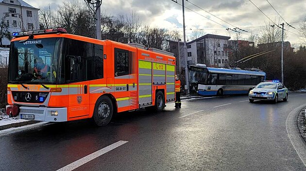 V Ostravě došlo k dopravní nehodě trolejbusu, řidič vyjel mimo vozovku a narazil do sloupu veřejného osvětlení (5. února 2023)