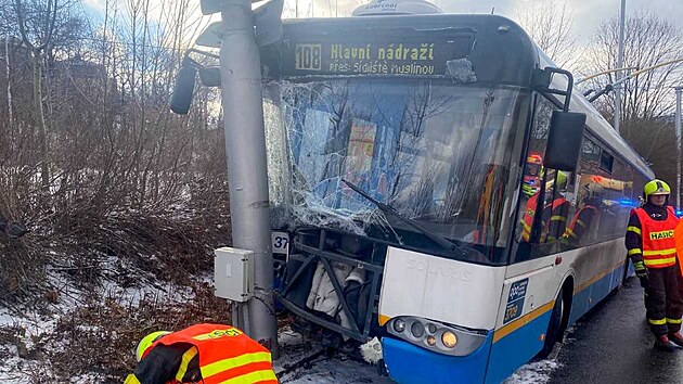 V Ostravě havaroval trolejbus, řidič vyjel mimo vozovku a narazil do sloupu veřejného osvětlení (5. února 2023)