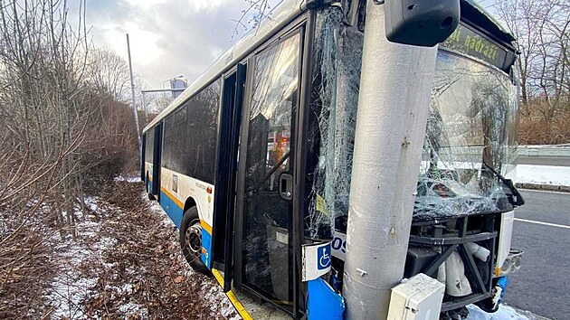 V Ostravě havaroval trolejbus, řidič vyjel mimo vozovku a narazil do sloupu veřejného osvětlení (5. února 2023)