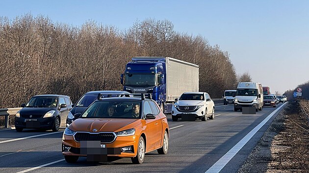 Kamionu na D8 bouchla pneu, havaroval a vysypal n�klad. Doprava na Prahu stoj� (8. �nora 2023)