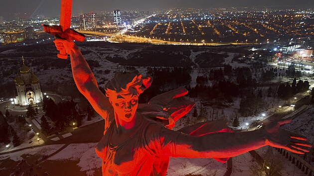 Rusov u pleitosti vro bitvy u Stalingradu slavnostn nasvtili sochu Matka vlast vol na Mamajov mohyle. (1. nora 2023)