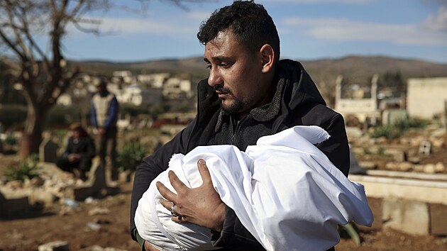 Syřané v Džindirasu pohřbívají své blízké, kteří zemřeli při ničivém zemětřesení. (7. února 2023)