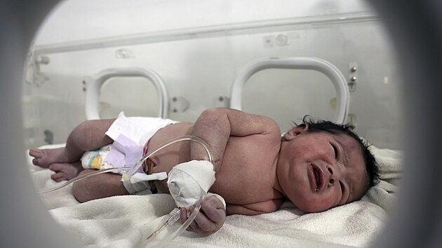 Děvčátko narozené během ničivého zemětřesení v Sýrii přišlo o celou rodinu. Nyní se o něj starají v nemocnici v Afrínu. (7. února 2023)