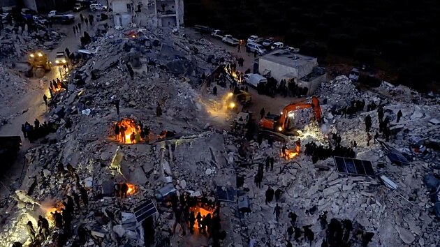 V syrské Bisnii dál hledají přeživší silného zemětřesení. (7. února 2023)