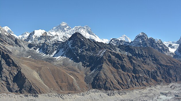 Pohled z Gokyo Ri. Nejvy na fotce a nejvy na svt  Mount Everest (8 848 m.n.m.). Je to pohled na hlavn himlajsk poho, pln v poped  ta ed zna  je se svmi 36 kilometry nejdel ledovec v Himlaji s nzvem Ngozumpa.