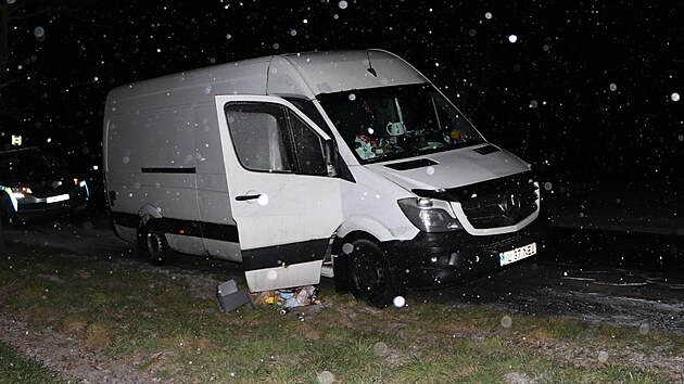 Lupii, kte pedstrali policejn kontrolu, okradli na D1 rumunsk idie a s jejich dodvkou ujeli. Nsledn ji odstavili u Veverskch Knnic.