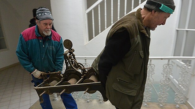 Hodináři si po 100 letech odvezli ze Staré radnice ve Svitavách mechanický hodinový stroj. Po renovaci má opět odměřovat čas.