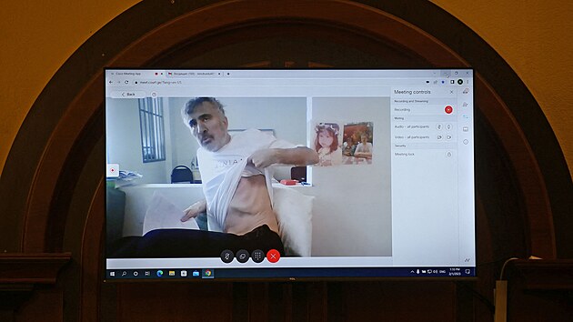 Uvznn gruznsk exprezident Michail Saakavili se objevil na obrazovce prostednictvm videopenosu a zastnil se soudnho slyen. (1. nora 2023)