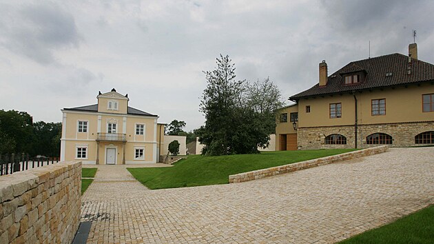 Lumbeho vila. Emprov domek v hradnch zahradch (vlevo) ml slouit jako domov pro kancle, ale oblbili si ho prezidenti.