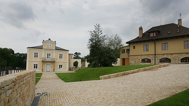 Lumbeho vila. Emp�rov� domek v hradn�ch zahrad�ch (vlevo) m�l slou�it jako domov pro kancl��e, ale obl�bili si ho prezidenti.