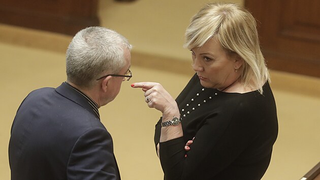 Alena Schillerová a Marek Benda na jednání ve Sněmovně (9. února 2022)