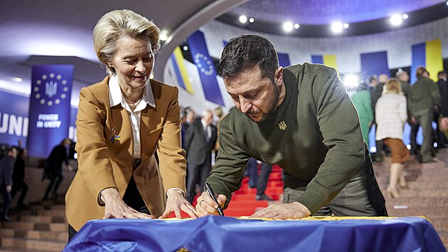 Šéfka Evropské komise Ursula von der Leyenová a ukrajinský prezident Volodymyr Zelenskyj na summitu EU-Ukrajina v Kyjevě (3. února 2023)