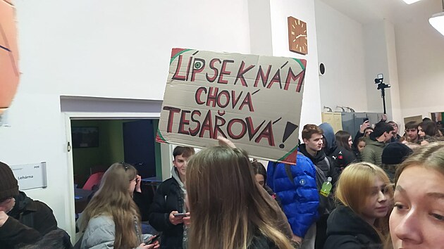 Studenti steck obchodn akademie v Pask ulici vstoupili do stvky. Protestem chtli vyjdit podporu zstupkyni editele Lucii Tesaov, kter dala kvli neshodm s editelem vpov.