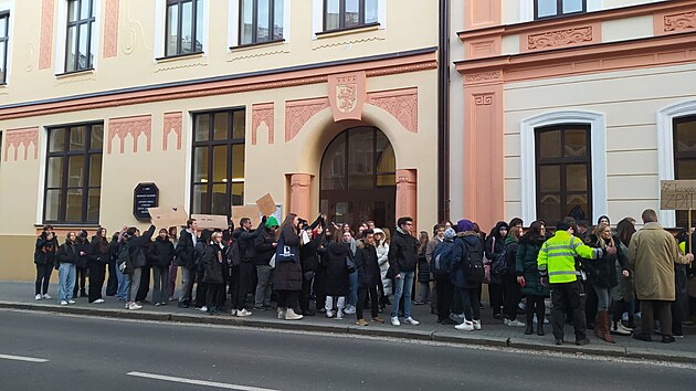 Studenti steck obchodn akademie v Pask ulici vstoupili do stvky. Protestem chtli vyjdit podporu zstupkyni editele Lucii Tesaov, kter dala kvli neshodm s editelem vpov.