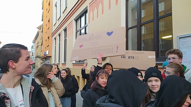 Studenti steck obchodn akademie v Pask ulici vstoupili do stvky. Protestem chtli vyjdit podporu zstupkyni editele Lucii Tesaov, kter dala kvli neshodm s editelem vpov.