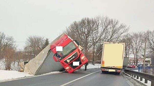 Převrácený kamion blokuje dopravu na silnici I/11 na 324. km ve směru z Třince na Český Těšín.