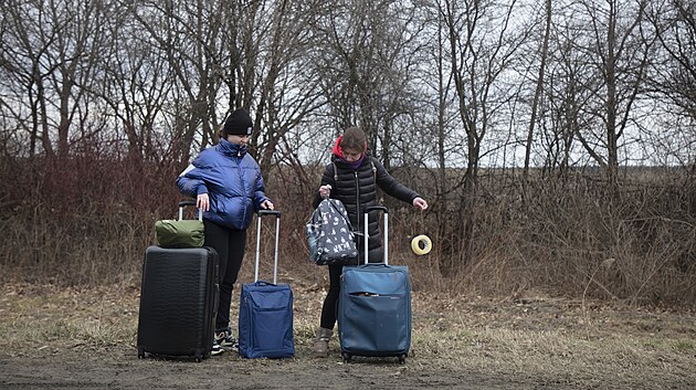 Ukrajintí uprchlíci na hranicích mezi Medykou (Ukrajina) a Pemyslem (Polsko)....