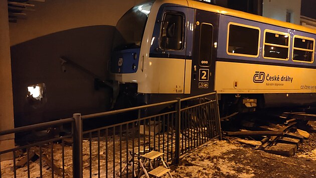V noci na středu vykolejil v Českém Těšíně vlak, zastavil se až o budovu stanice.