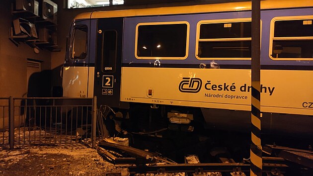V noci na středu vykolejil v Českém Těšíně vlak, zastavil se až o budovu stanice.