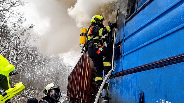 Hasiči zasahovali u hořící lokomotivy nedaleko Budějovic.