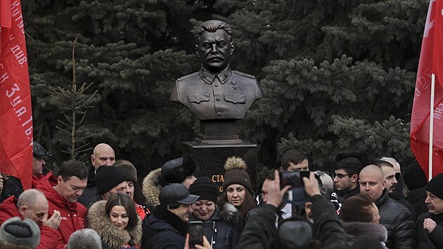 Ve Volgogradu byly odhaleny pomníky Stalinovi a maršálům Vasiljevskému a Žukovovi (1. února 2023)