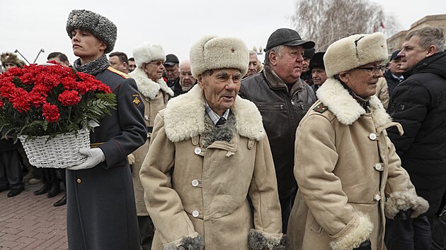 Ruští váleční veteráni na odhalování pomníků Stalinovi a maršálům Vasiljevskému a Žukovovi ve Volgogradu (1. února 2023)