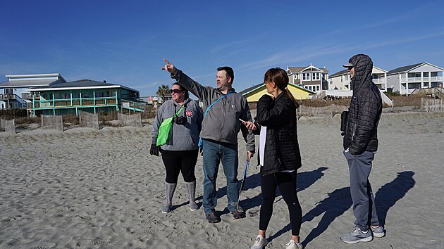Lidé sledují, jak se čínský balón snáší do oceánu poté, co byl sestřelen u Surfside Beach v Jižní Karolíně. (4. února 2023)