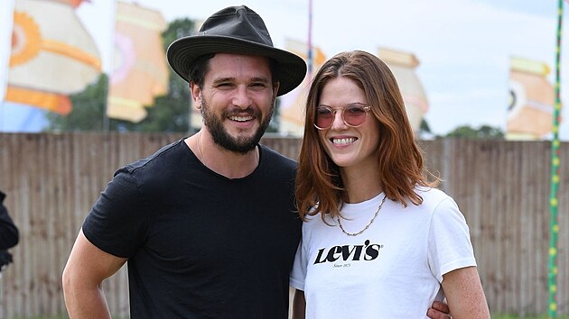 Kit Harington a jeho man�elka Rose Leslie na hudebn�m festivalu Glastonbury (�erven 2022)