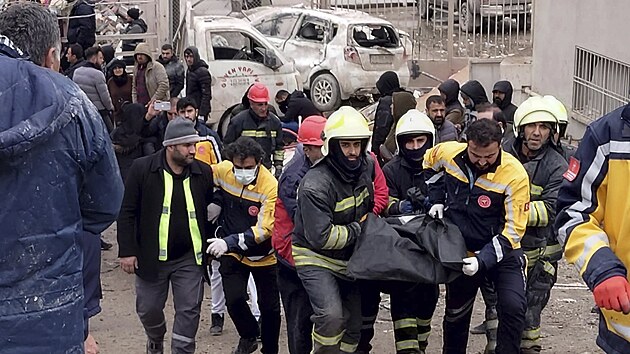 Ve městě Diyarbakir v Turecku zasahují po zemětřesení veškeré dostupné jednotky včetně hasičů. (6. února 2023)